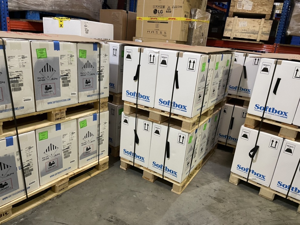 Cận cảnh gần một triệu liều vắc xin Pfizer vừa nhập về Hà Nội và TPHCM - 2 Cận cảnh gần một triệu liều vắc xin Pfizer vừa nhập về Hà Nội và TPHCM - 2
