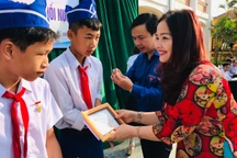 Trao tặng huy hiệu "Tuổi trẻ dũng cảm" cho 3 nam sinh cứu bạn bị đuối nước