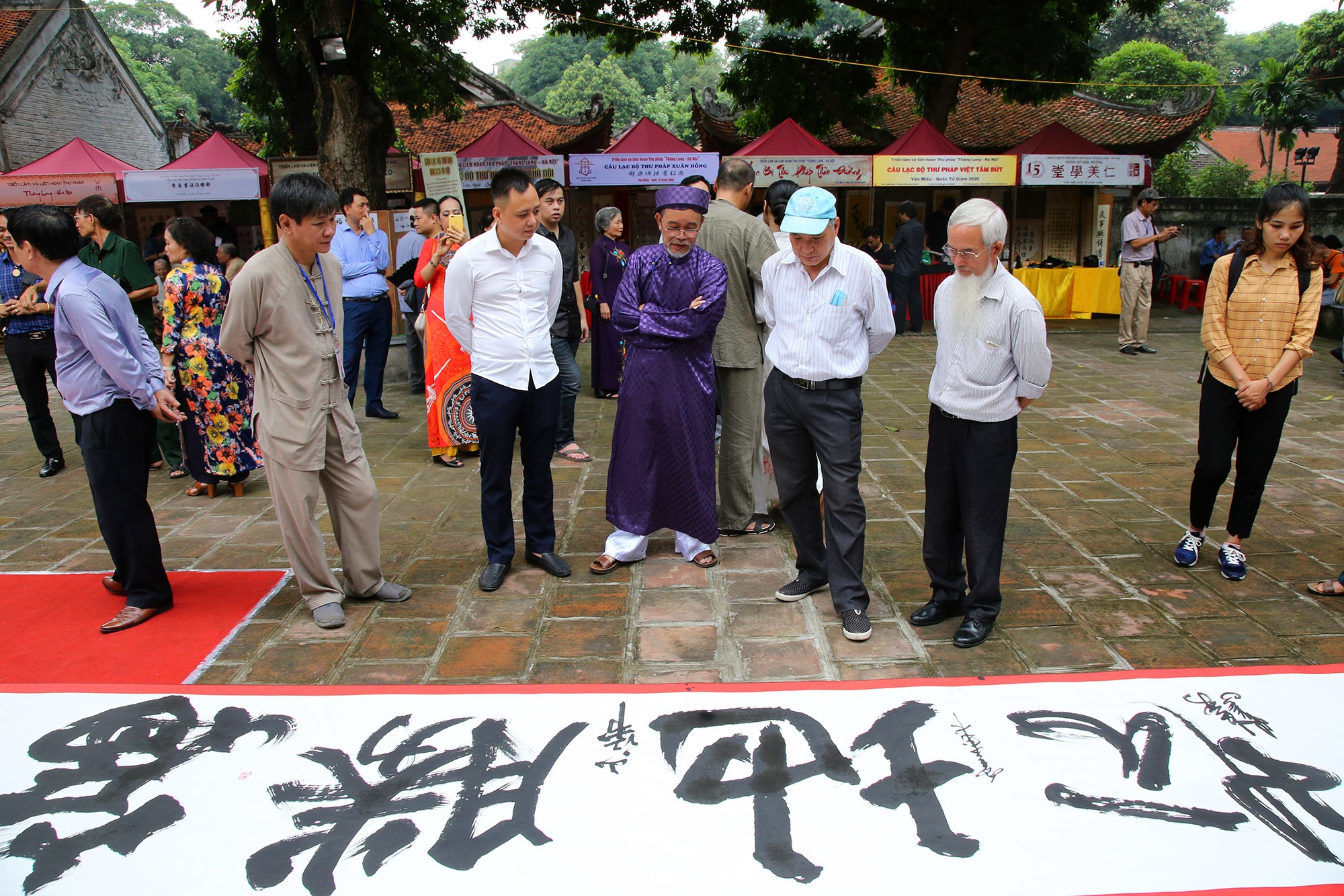 12 thư pháp gia dùng bút khổng lồ viết bức thư pháp dài 12 mét - 12 12 thư pháp gia dùng bút khổng lồ viết bức thư pháp dài 12 mét - 12