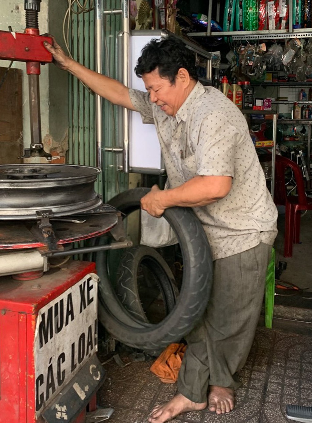 Chủ tiệm sửa xe chơi lớn: Có tiền cũng vá, không tiền cũng vá - 5 Chủ tiệm sửa xe chơi lớn: Có tiền cũng vá, không tiền cũng vá - 5