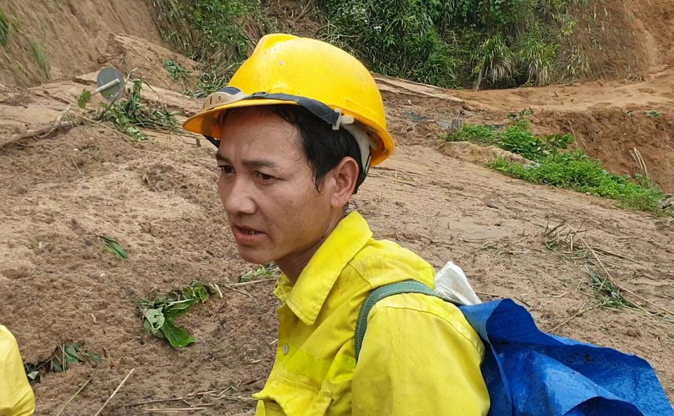 Quảng Nam: Dân băng rừng vác lương thực tiếp tế vào nơi bị sạt lở chia cắt - 4 Quảng Nam: Dân băng rừng vác lương thực tiếp tế vào nơi bị sạt lở chia cắt - 4