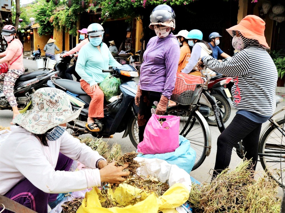 Chợ tết Đoan Ngọ hàng hóa phong phú, người dân thắt chặt chi tiêu - 6 Chợ tết Đoan Ngọ hàng hóa phong phú, người dân thắt chặt chi tiêu - 6