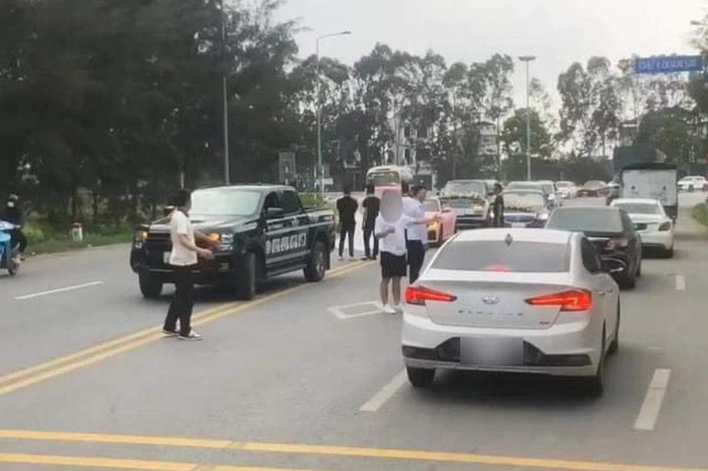 Đoàn xe sang rước dâu dừng, đỗ giữa đường để chụp ảnh ở Hải Dương - 2 Đoàn xe sang rước dâu dừng, đỗ giữa đường để chụp ảnh ở Hải Dương - 2