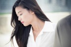 Ngày tôi ôm con rời khỏi nhà chồng, bố dượng bất ngờ gọi về cho đất