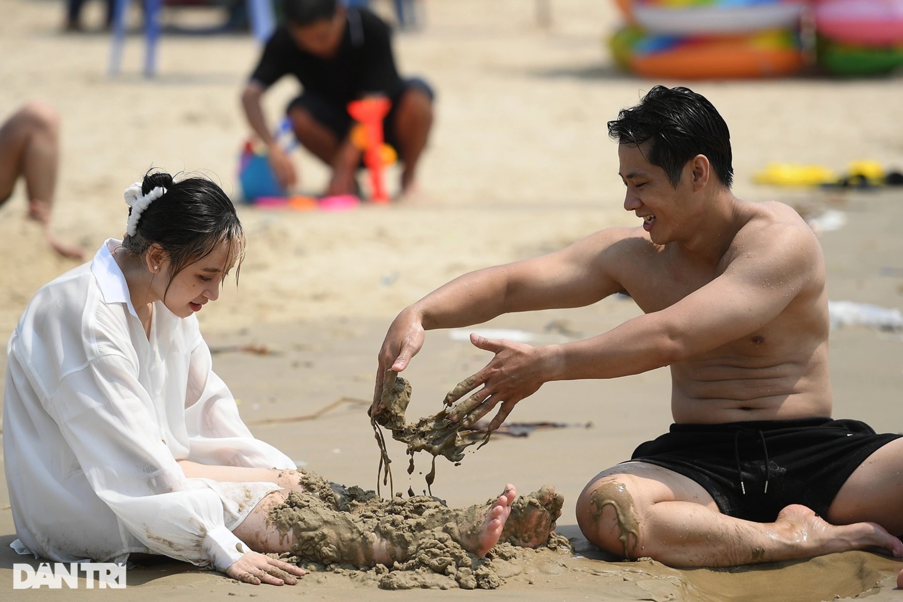 Hàng chục nghìn người đổ về biển Vũng Tàu vui chơi, tắm mát - 9 Hàng chục nghìn người đổ về biển Vũng Tàu vui chơi, tắm mát - 9