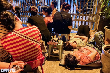 Ngủ trước cổng trường tranh suất học cho con - rồi sao nữa?