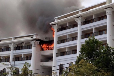 Hoảng loạn vì khách sạn 5 sao bốc cháy ngùn ngụt