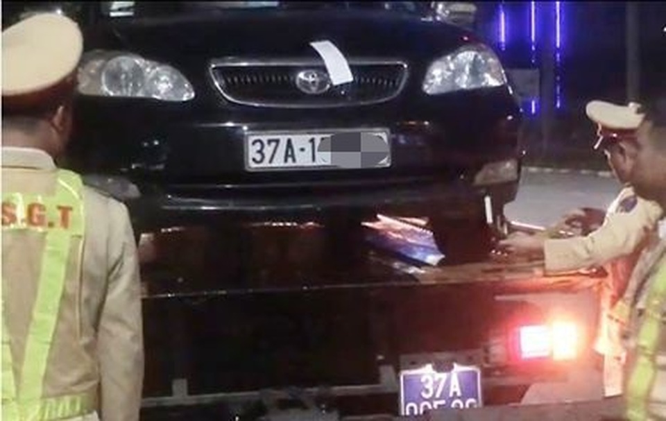 Tài xế chốt cửa xe bỏ đi, trốn kiểm tra nồng độ cồn - 1 Tài xế chốt cửa xe bỏ đi, trốn kiểm tra nồng độ cồn - 1