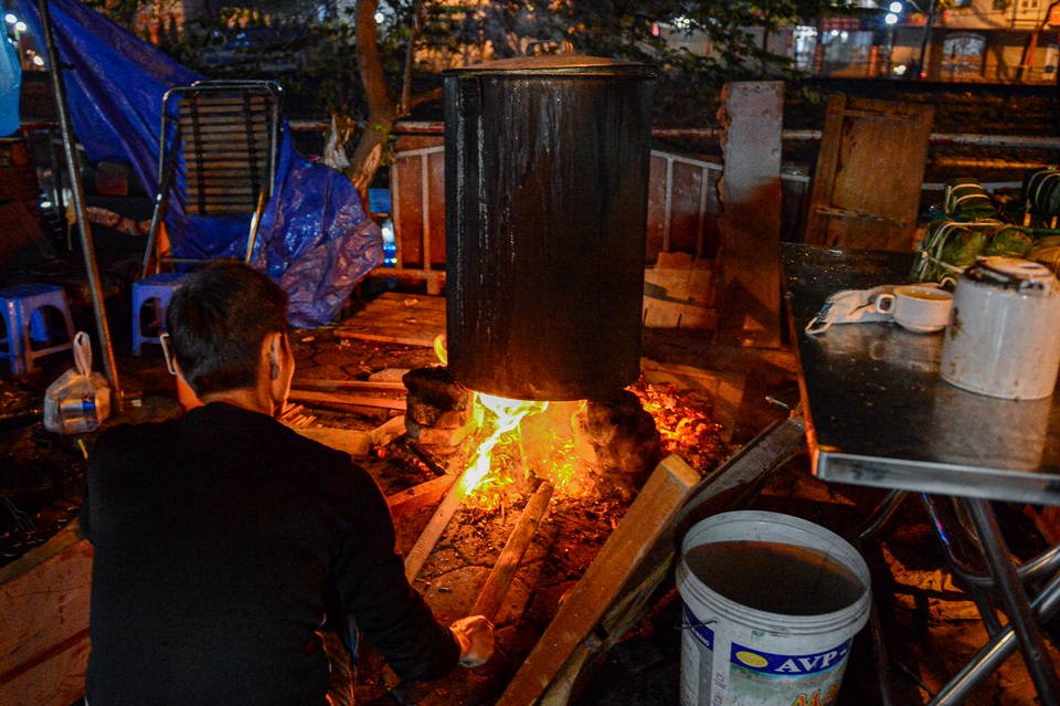 Người dân Hà Nội thức xuyên đêm luộc bánh chưng ở vỉa hè - 2 Người dân Hà Nội thức xuyên đêm luộc bánh chưng ở vỉa hè - 2