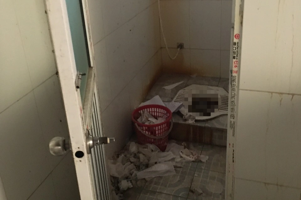 Ám ảnh nhà vệ sinh trường học: Học sinh bỏ dở buổi về nhà giải quyết - 1 Ám ảnh nhà vệ sinh trường học: Học sinh bỏ dở buổi về nhà giải quyết - 1