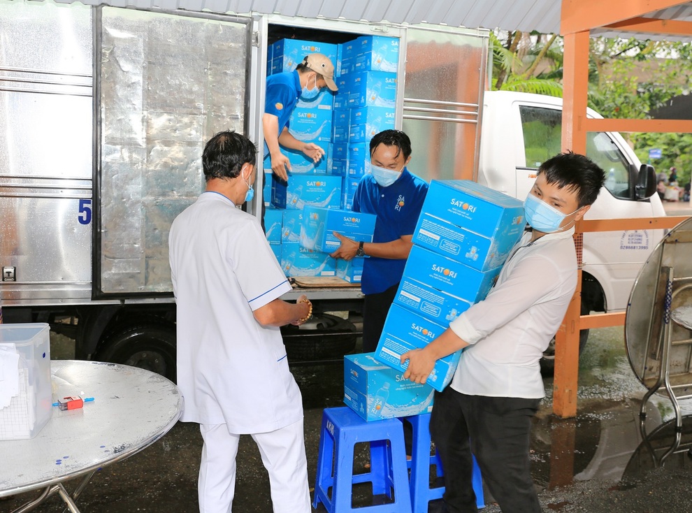 Satori tiếp sức tuyến đầu với gần 66.000 chai nước tinh khiết hoàn lưu khoáng - 3 Satori tiếp sức tuyến đầu với gần 66.000 chai nước tinh khiết hoàn lưu khoáng - 3