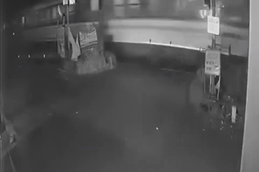 Cặp đôi đi xe máy suýt mất mạng vì tông vào rào chắn đường sắt trong đêm