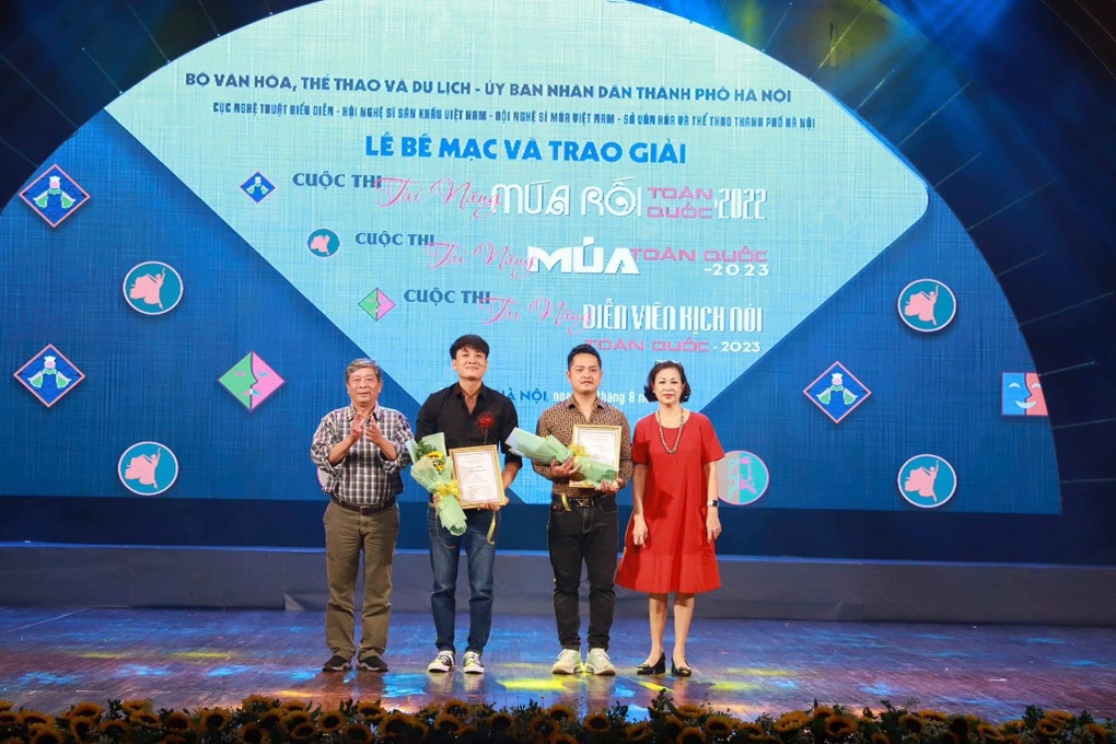Nhiều nghệ sĩ còn loay hoay chưa thoát được cái bóng của mình - 3 Nhiều nghệ sĩ còn loay hoay chưa thoát được cái bóng của mình - 3