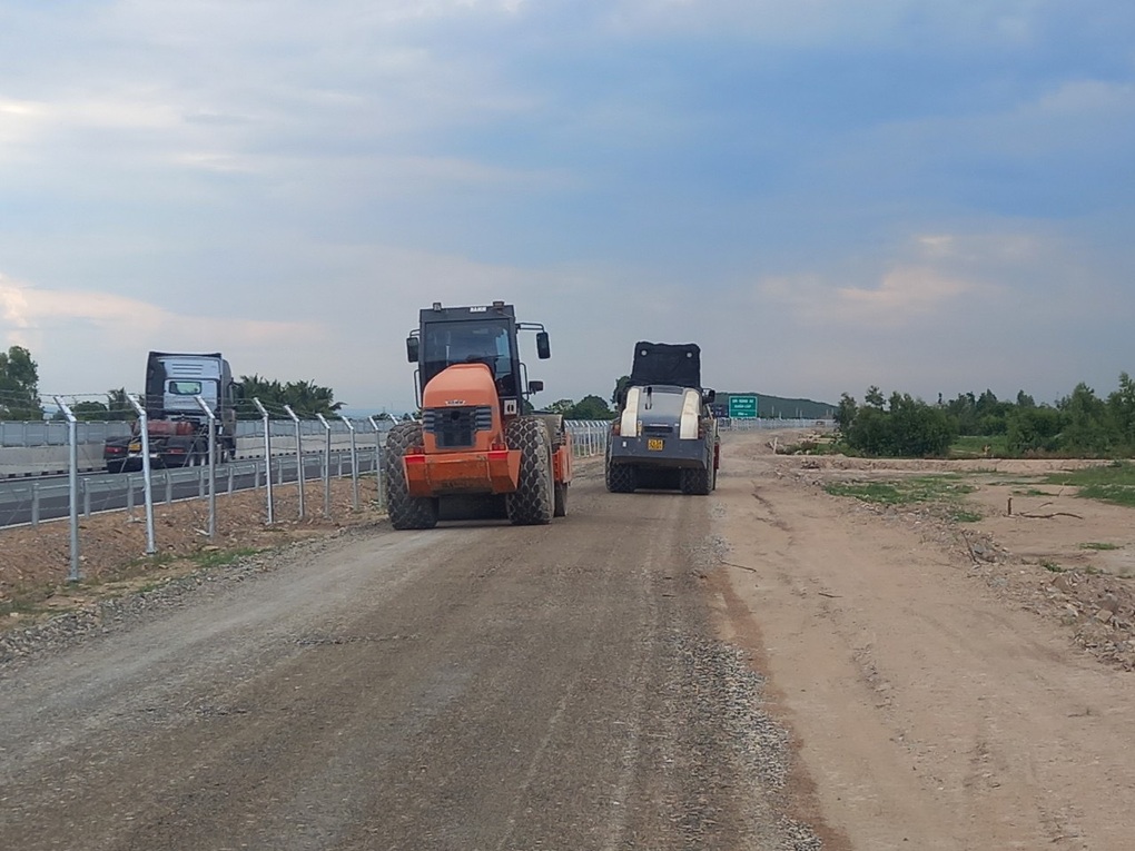 Ì ạch thi công hầm chui, đường gom cao tốc Vĩnh Hảo - Phan Thiết - Dầu Giây - 3 Ì ạch thi công hầm chui, đường gom cao tốc Vĩnh Hảo - Phan Thiết - Dầu Giây - 3