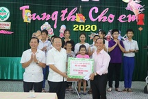 Lãnh đạo tỉnh Quảng Trị tặng quà Tết trung thu cho trẻ khuyết tật, mồ côi