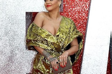 Rihanna mặc váy siêu nhàu dự sự kiện