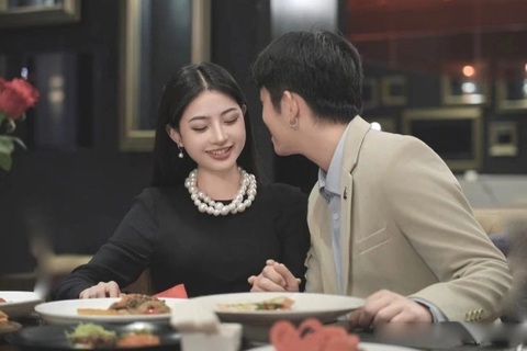 Chỉ sau một cuộc điện thoại, tôi hốt hoảng phát hiện người yêu “phông bạt”