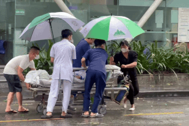 Y bác sĩ dầm mưa, vượt bão cấp cứu bệnh nhân