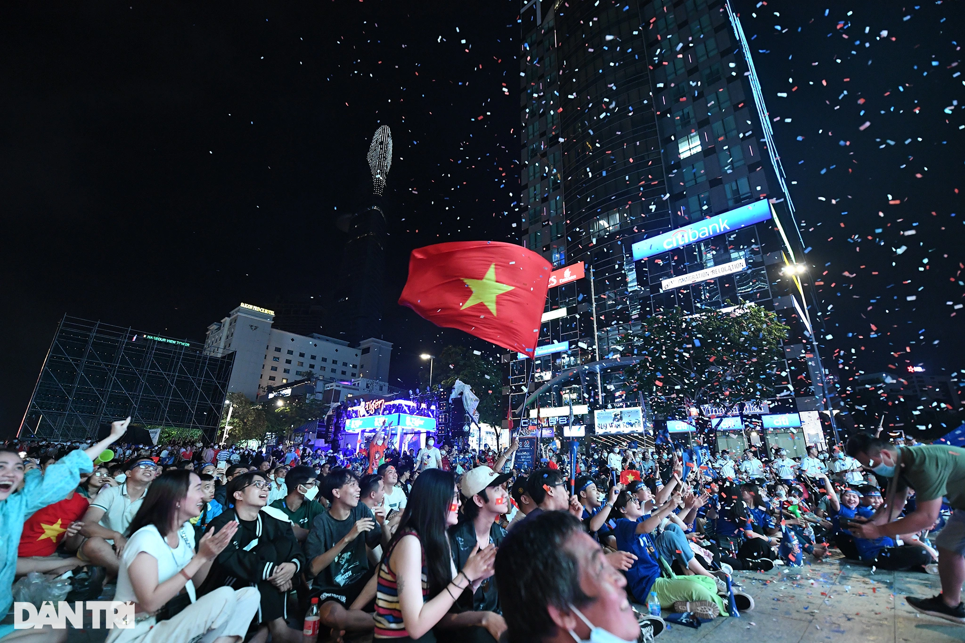 Cổ động viên TPHCM dầm mưa mừng chiến thắng của U23 Việt Nam - 1 Cổ động viên TPHCM dầm mưa mừng chiến thắng của U23 Việt Nam - 1