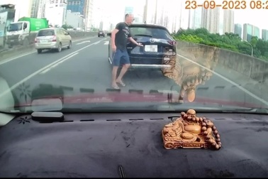Hành động bật mở cốp xe đầy khó hiểu của tài xế sau mâu thuẫn giao thông