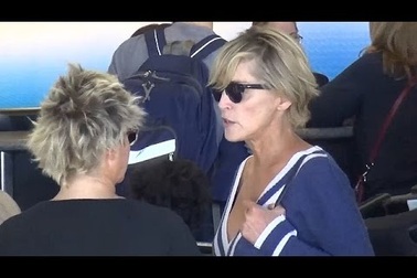 Sharon Stone nổi bật tại sân bay