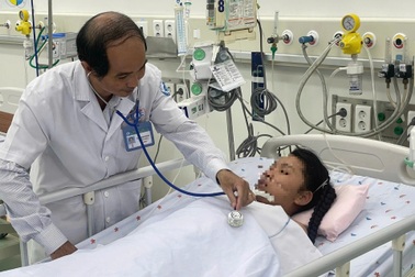 Mất máu ồ ạt khi bị sốt xuất huyết, bé gái phải truyền 10 lít máu