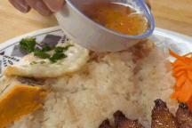 Quán cơm vỉa hè TPHCM có gì đặc biệt khiến khách Nhật ăn vét đĩa thòm thèm?