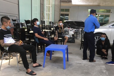 Mua bán khẩu trang không thành, thuê người bao vây, đe dọa đối tác?