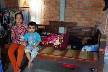 Xót xa cảnh người phụ nữ bế tắc gánh gia đình bệnh tật trên đôi vai gầy