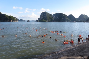 Nắng nóng, người dân Hạ Long đổ xô ra những bãi tắm tự phát