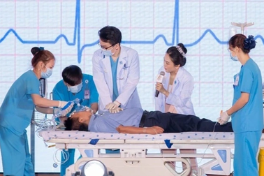 Bác sĩ ở TPHCM mang cả giường bệnh cấp cứu lên hội trường để thi giao tiếp