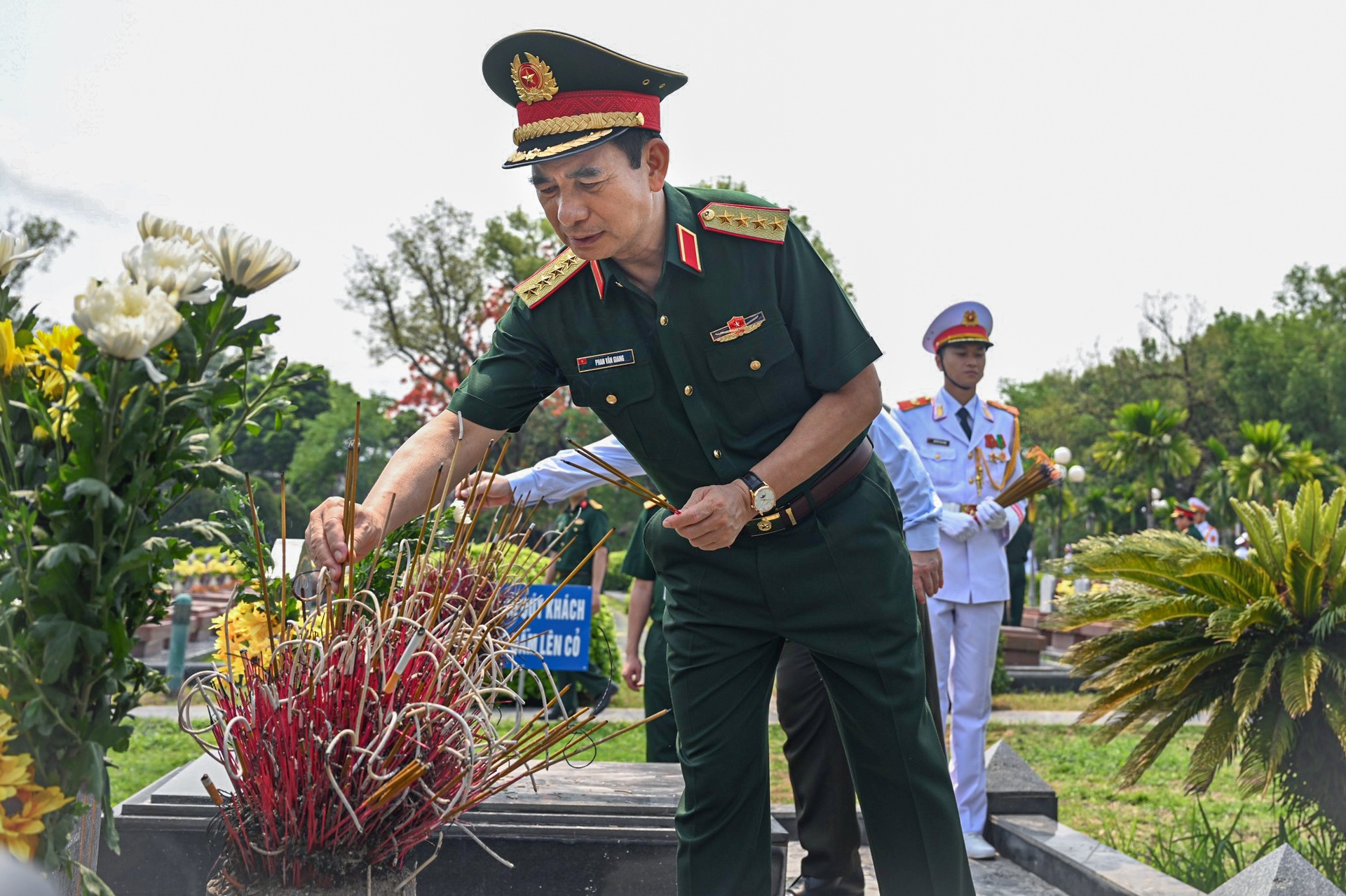 Bộ trưởng Quốc phòng Phan Văn Giang dâng hương tri ân liệt sỹ Điện Biên - 6 Bộ trưởng Quốc phòng Phan Văn Giang dâng hương tri ân liệt sỹ Điện Biên - 6