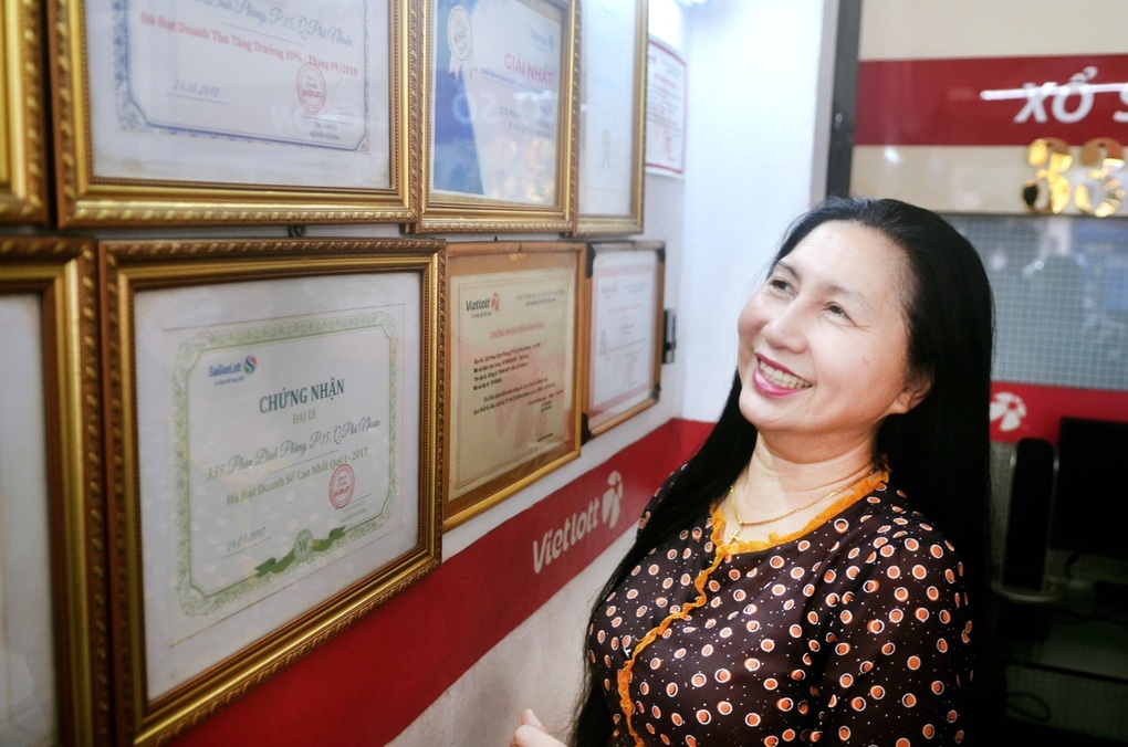 Chủ điểm bán hàng Vietlott: Tôi bán sự may mắn và cả nụ cười - 2 Chủ điểm bán hàng Vietlott: Tôi bán sự may mắn và cả nụ cười - 2