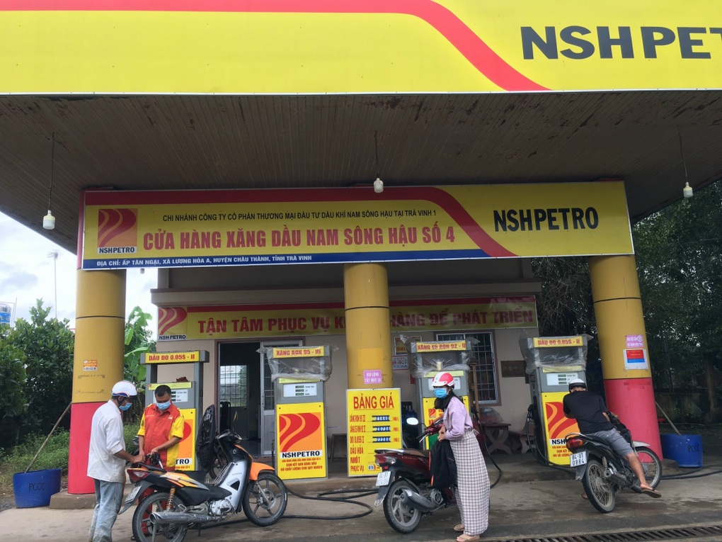 Hàng loạt trạm xăng dầu ở miền Tây ngừng bán, sinh hoạt người dân đảo lộn - 9 Hàng loạt trạm xăng dầu ở miền Tây ngừng bán, sinh hoạt người dân đảo lộn - 9