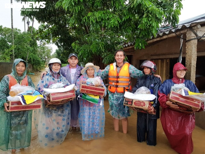 Cuối tháng 10/2020, khi thôn Ngô Bắc, xã Sơn Thủy, huyện Lệ Thủy, Quảng Bình vừa mới trải qua đợt lũ lớn, còn đồng bào ở huyện Hướng Hóa, tỉnh Quảng Trị vừa hứng chịu sạt lở nặng, Wandi cùng một số anh em trong nhóm của Trí quyên góp rồi vận động thêm các nhà hảo tâm ủng hộ, mua hàng tấn lương thực chất đầy xe tải, tức tốc ra hỗ trợ bà con. Chứng kiến Wandi không ngại lội bùn đất, xắn quần đi chân trần vào tận nhà dân để trao quà, nhiều người xúc động rớm nước mắt.