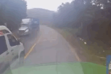 Xe container "vả" bay xe khách vượt ẩu ở khúc cua