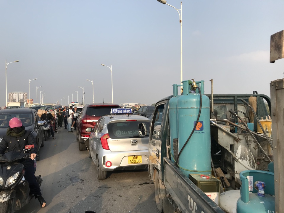 5 ô tô tông nhau trên cầu Vĩnh Tuy, giao thông tê liệt - 1 5 ô tô tông nhau trên cầu Vĩnh Tuy, giao thông tê liệt - 1