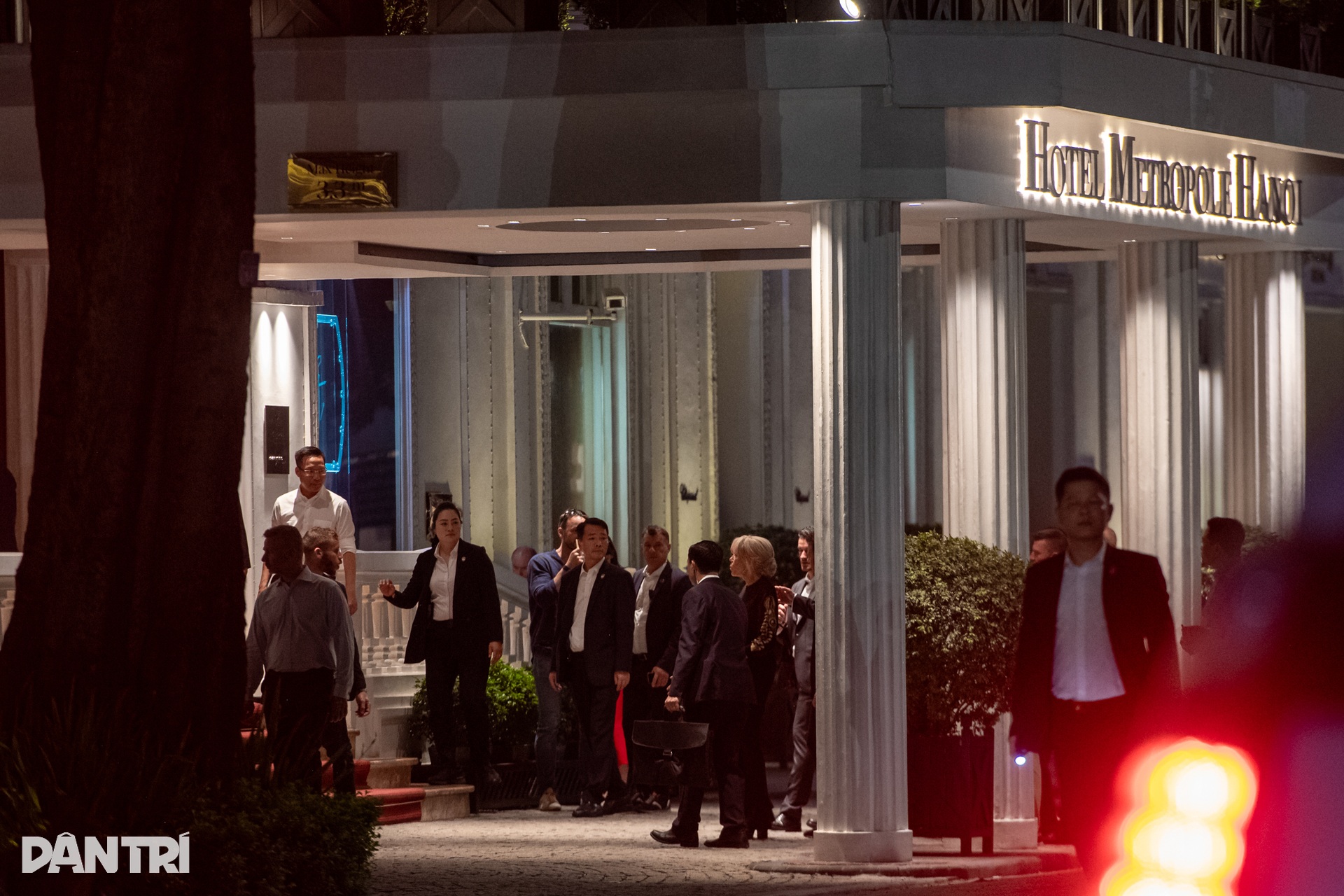 Tổng thống Pháp Emmanuel Macron dạo quanh hồ Hoàn Kiếm, bắt tay người dân - 11 Tổng thống Pháp Emmanuel Macron dạo quanh hồ Hoàn Kiếm, bắt tay người dân - 11