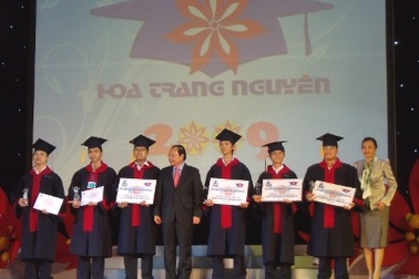 Hơn 600 học sinh phía Nam nhận giải Hoa trạng nguyên 