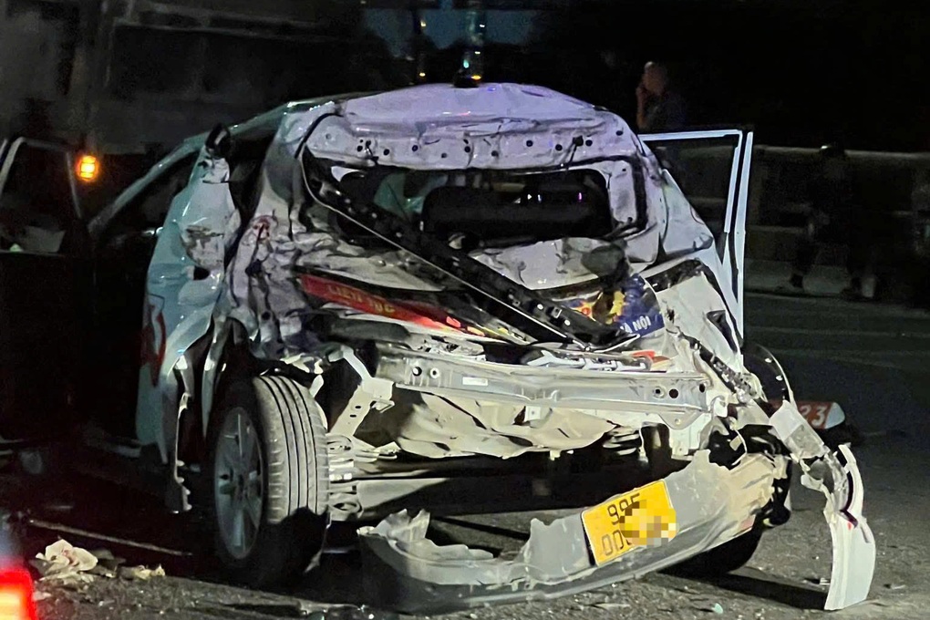 Xe tải hổ vồ đâm liên hoàn 3 ô tô trên Vành đai 3, taxi bẹp rúm - 1