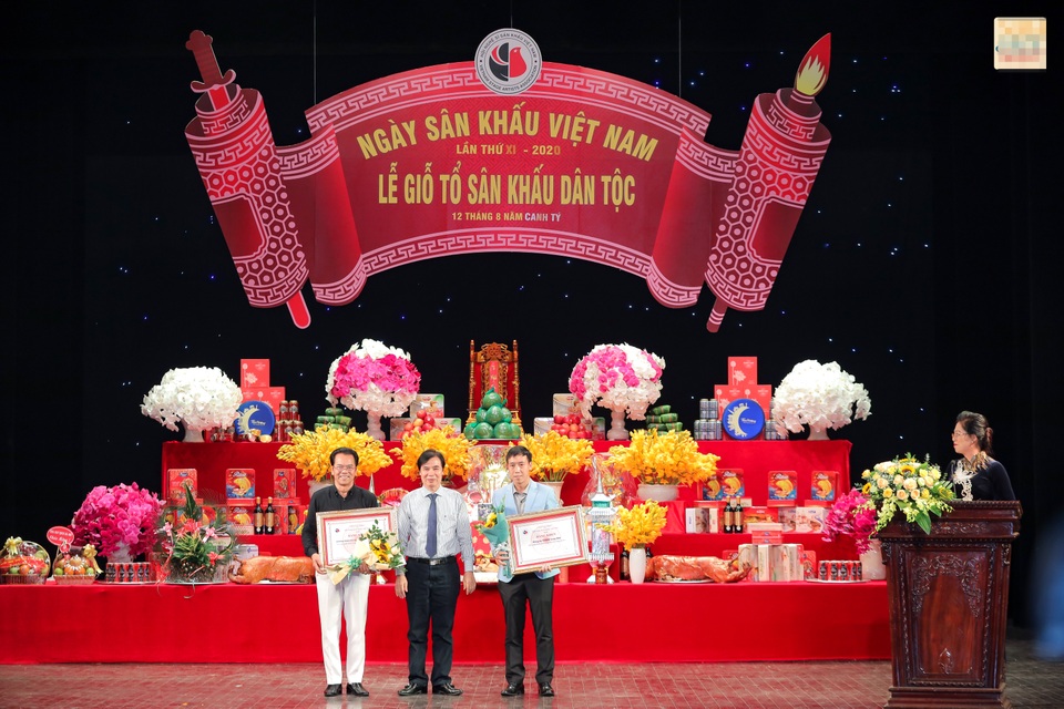 Nghệ sĩ gạo cội tề tựu trong lễ giỗ Tổ sân khấu - 8 Nghệ sĩ gạo cội tề tựu trong lễ giỗ Tổ sân khấu - 8