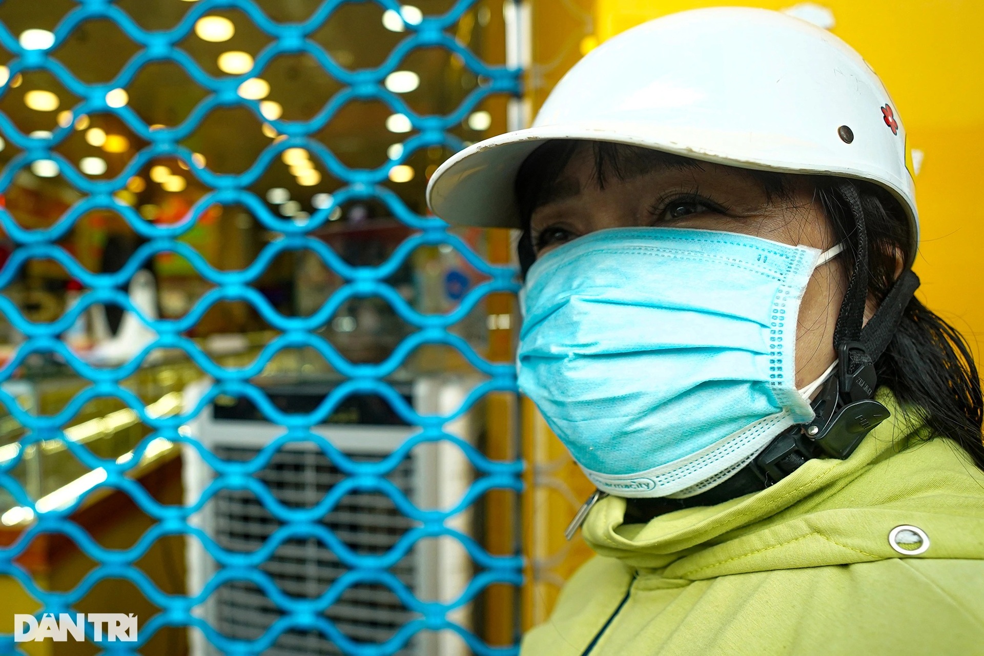 Người đàn ông ở TPHCM bán nhẫn cưới để trả tiền thuê trọ - 4 Người đàn ông ở TPHCM bán nhẫn cưới để trả tiền thuê trọ - 4