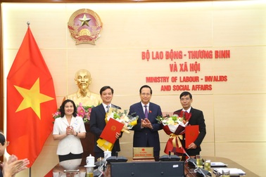 Bộ trưởng Đào Ngọc Dung trao quyết định bổ nhiệm 2 lãnh đạo cấp vụ
