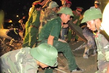 Video đỏ đèn kiếm nạn nhân đang kẹt trong đống đổ nát