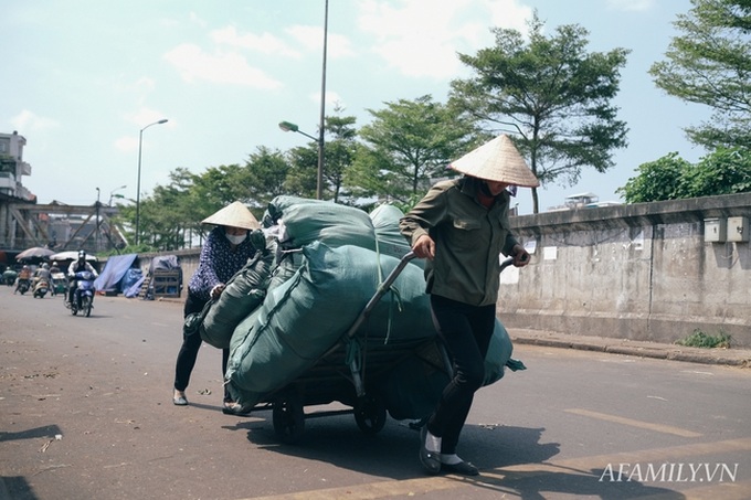 Chùm ảnh: Người lao động oằn mình trong những ngày nắng nóng cao điểm - Ảnh 4. Chùm ảnh: Người lao động oằn mình trong những ngày nắng nóng cao điểm - Ảnh 4.