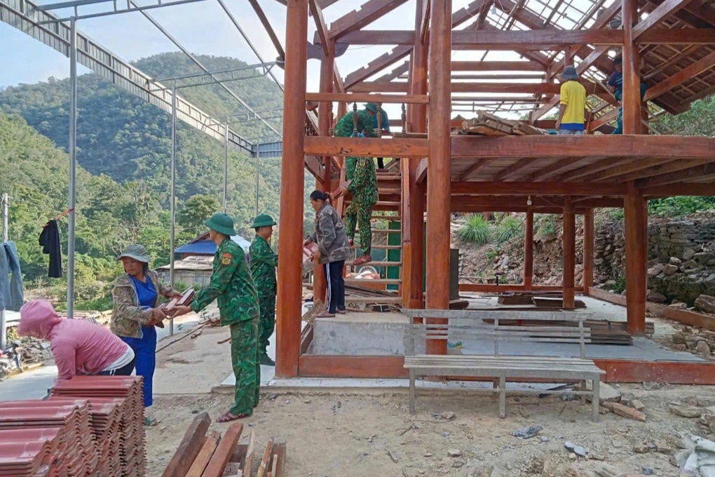 Phát hiện vết nứt lớn dài cả trăm mét ngang quả đồi sau tiếng nổ - 1 Phát hiện vết nứt lớn dài cả trăm mét ngang quả đồi sau tiếng nổ - 1