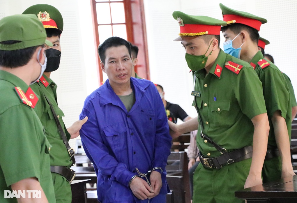 Nếu bắt được ma túy trên người, bị cáo cởi áo cho bắn ngay! - 3 Nếu bắt được ma túy trên người, bị cáo cởi áo cho bắn ngay! - 3