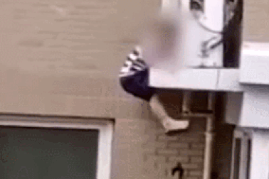 Clip bé trai treo lơ lửng rồi ngã từ tầng 5 khiến dân mạng đứng tim