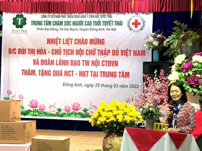 Bà Bùi Thị Hòa - Bí thư Đảng đoàn, Chủ tịch Hội Chữ thập đỏ Việt Nam phát biểu tại buổi thăm, tặng quà người cao tuổi.