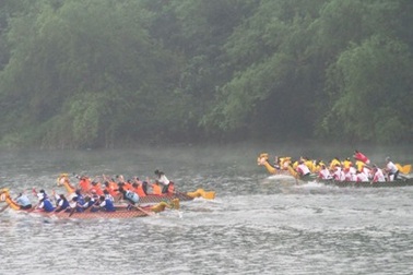 Sôi nổi đua thuyền kỷ niệm 106 năm ngày sinh Cố Tổng Bí thư Lê Duẩn 